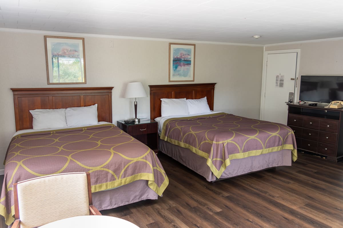 Deluxe Double Queen room second view